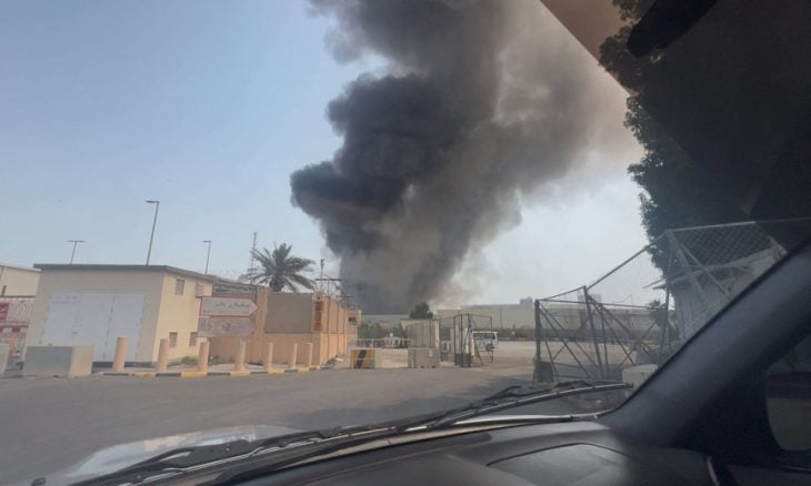 شارع تصطف على جانبيه الأشجار في مدينة إيرانية