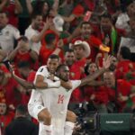 عيسى ديوب يحتفل بهدفه الحاسم مع زميله في كأس العالم