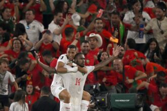 عيسى ديوب يحتفل بهدفه الحاسم مع زميله في كأس العالم