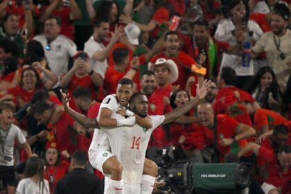 عيسى ديوب يحتفل بهدفه الحاسم مع زميله في كأس العالم
