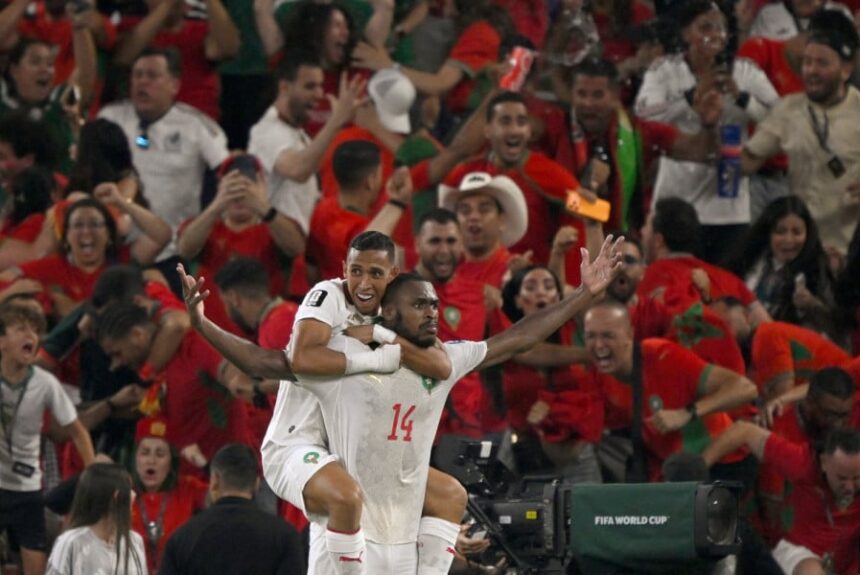 عيسى ديوب يحتفل بهدفه الحاسم مع زميله في كأس العالم