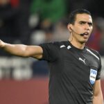 الحكم المغربي جلال جيد يدير مباراة في كأس العالم