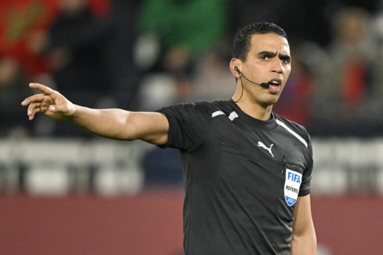 الحكم المغربي جلال جيد يدير مباراة في كأس العالم