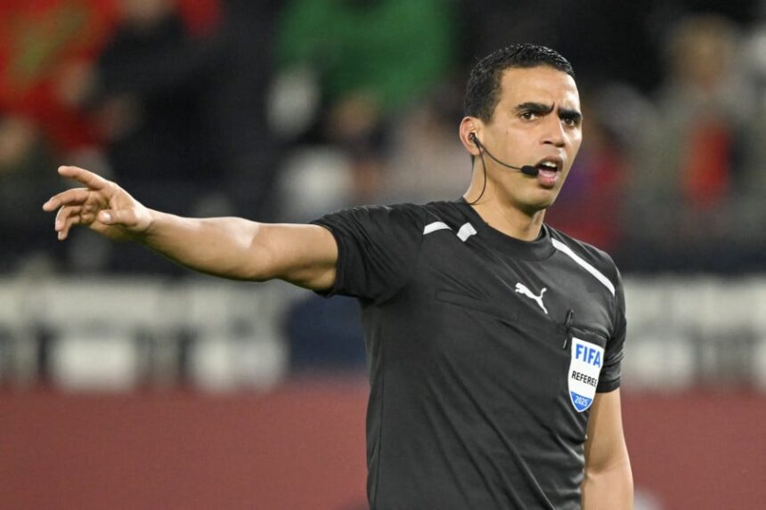 الحكم المغربي جلال جيد يدير مباراة في كأس العالم