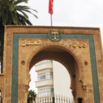 باب برج ورايات حمراء ترفرف