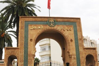باب برج ورايات حمراء ترفرف