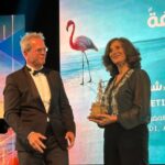خلود بطيوي تتسلم جائزة في مهرجان سينمائي.