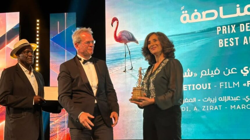 خلود بطيوي تتسلم جائزة في مهرجان سينمائي.