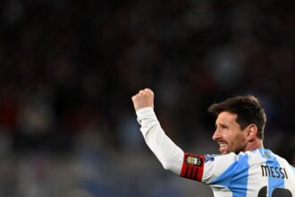 ليونيل ميسي يحتفل بهدفه مع منتخب الأرجنتين