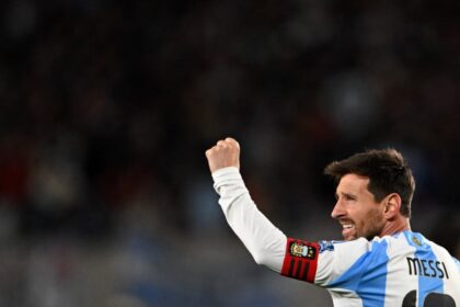ليونيل ميسي يحتفل بهدفه مع منتخب الأرجنتين