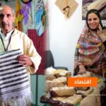 امرأتان تعرضان منتجات خبز تقليدية في مهرجان ماطا.