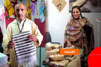 امرأتان تعرضان منتجات خبز تقليدية في مهرجان ماطا.
