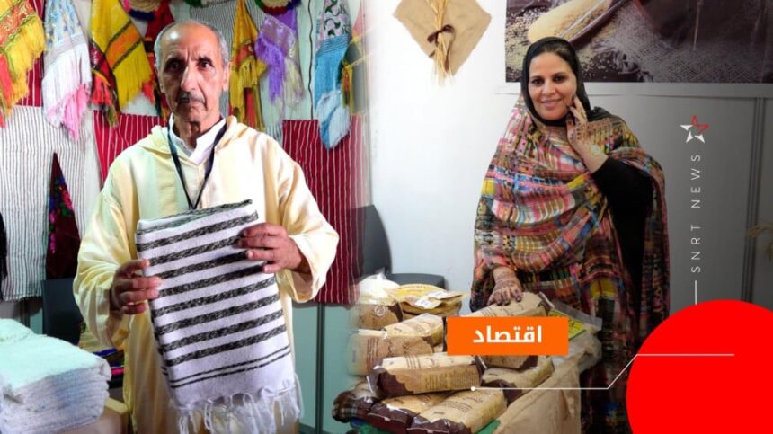 امرأتان تعرضان منتجات خبز تقليدية في مهرجان ماطا.
