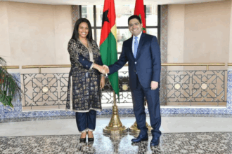وزيرة خارجية غينيا بيساو ووزير الخارجية المغربي يتصافحان
