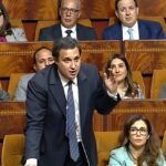 رجل يرتدي بدلة زرقاء يتحدث في جلسة نقاش.