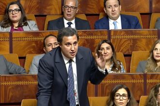 رجل يرتدي بدلة زرقاء يتحدث في جلسة نقاش.