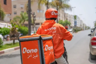 رجل توصيل على دراجة نارية في مدينة