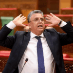 رجل يرفع يديه في حدث عام للتعبير عن رفضه.