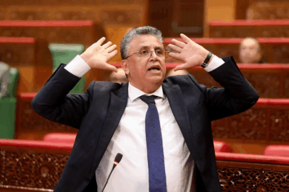 رجل يرفع يديه في حدث عام للتعبير عن رفضه.
