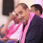 رجل ينظر إلى الأفق بجدية وتفكير عميق.