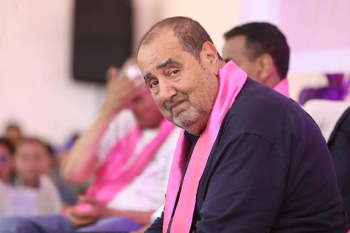 رجل ينظر إلى الأفق بجدية وتفكير عميق.