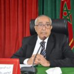 رجل يلقي خطابا أمام جماهير.