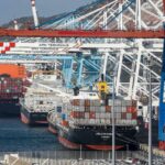 سفن شحن راسية في ميناء، عليها شعار APM Terminals.