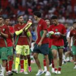 لاعبي كرة قدم مغاربة يحملون نفس الكؤوس