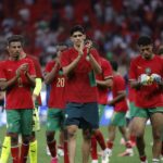 لاعبو المنتخب المغربي يصفقون على أرضية الملعب.