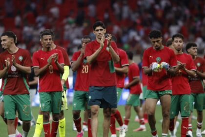 لاعبو المنتخب المغربي يصفقون على أرضية الملعب.