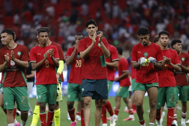 لاعبو المنتخب المغربي يصفقون على أرضية الملعب.