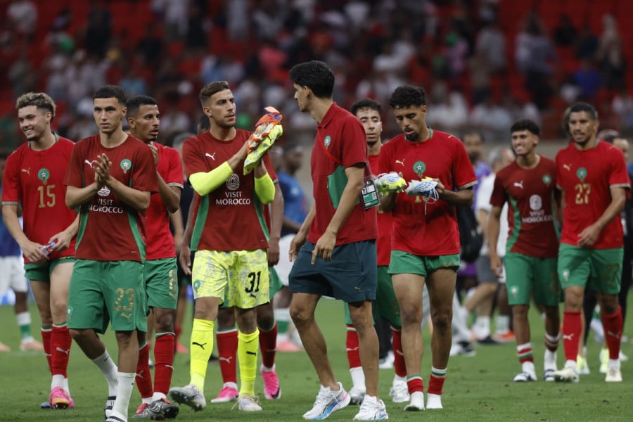 لاعبو المنتخب المغربي يحتفلون بالفوز في مباراة كرة القدم