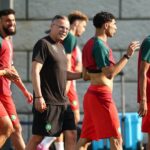لاعب كرة قدم مغربي يتدرب مع مدربه