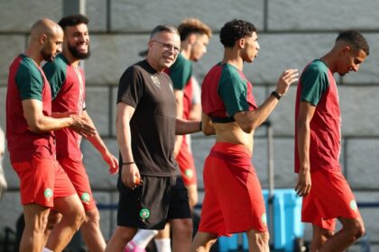 لاعب كرة قدم مغربي يتدرب مع مدربه