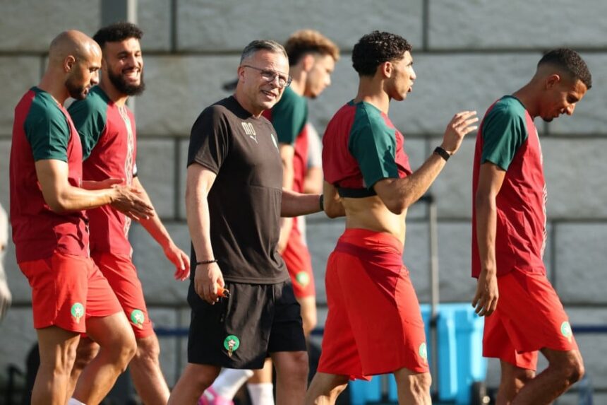 لاعب كرة قدم مغربي يتدرب مع مدربه