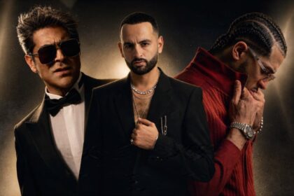 ثلاثة فنانين يرتدون نظارات شمسية ويقفون بجانب بعضهم