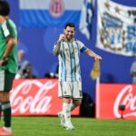 ليونيل ميسي يحتفل بهدف مع منتخب الأرجنتين في كأس العالم.