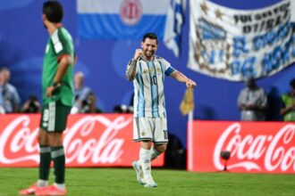 ليونيل ميسي يحتفل بهدف مع منتخب الأرجنتين في كأس العالم.