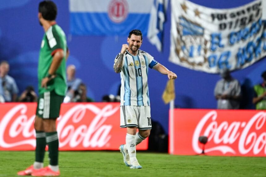 ليونيل ميسي يحتفل بهدف مع منتخب الأرجنتين في كأس العالم.