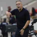 المدرب محمد وهبي يتحدث للصحافة في مؤتمر صحفي.