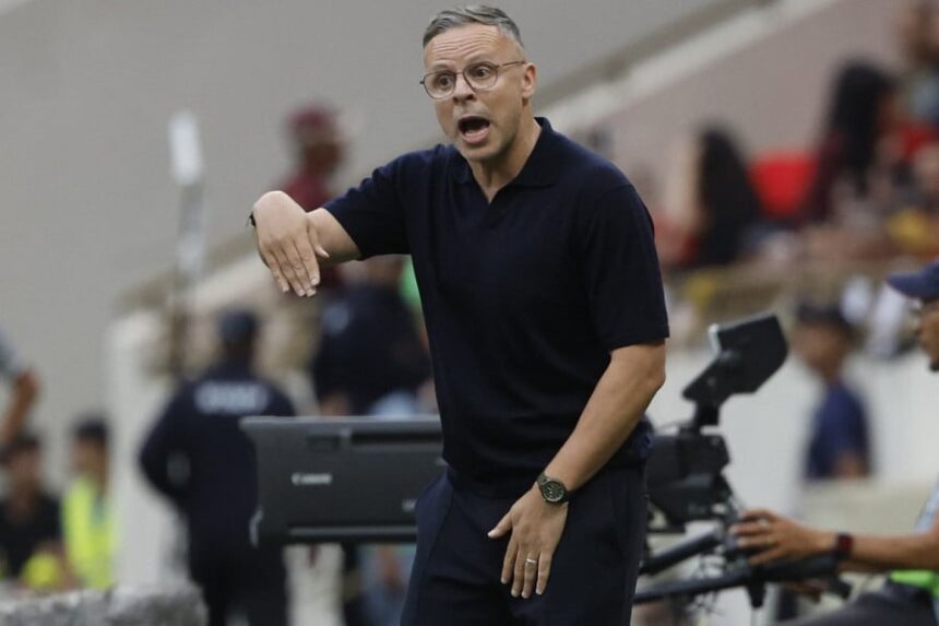 المدرب محمد وهبي يتحدث للصحافة في مؤتمر صحفي.