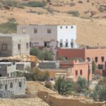 عمال بناء مغاربة يشيدون منزلاً في منطقة ريفية