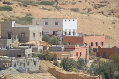 عمال بناء مغاربة يشيدون منزلاً في منطقة ريفية