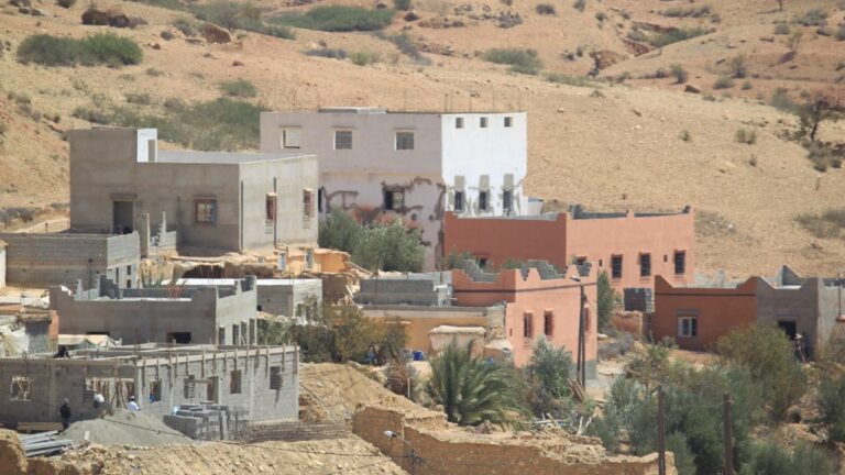 عمال بناء مغاربة يشيدون منزلاً في منطقة ريفية