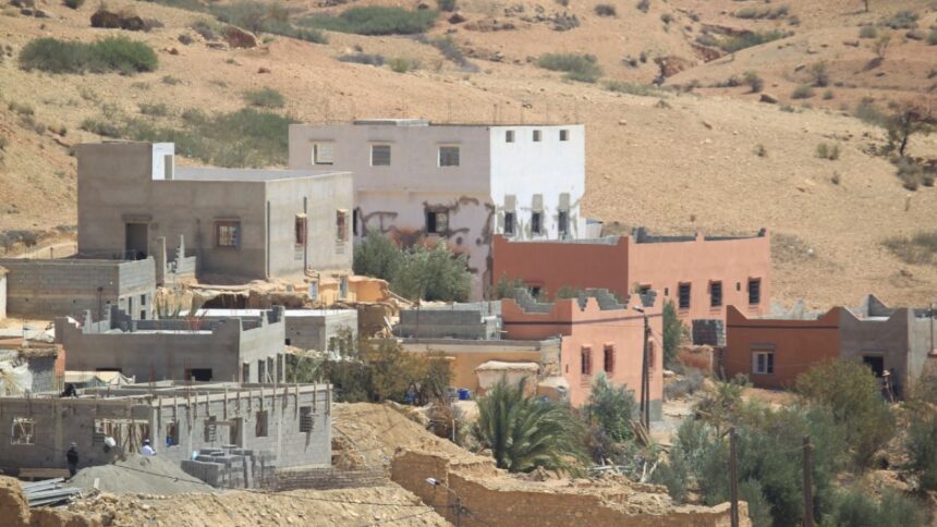 عمال بناء مغاربة يشيدون منزلاً في منطقة ريفية