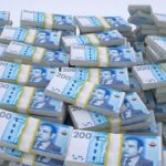 أوراق نقدية مغربية من فئة 200 درهم زرقاء اللون مكدسة.
