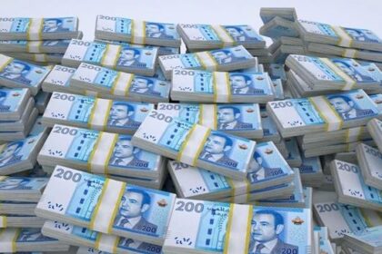 أوراق نقدية مغربية من فئة 200 درهم زرقاء اللون مكدسة.