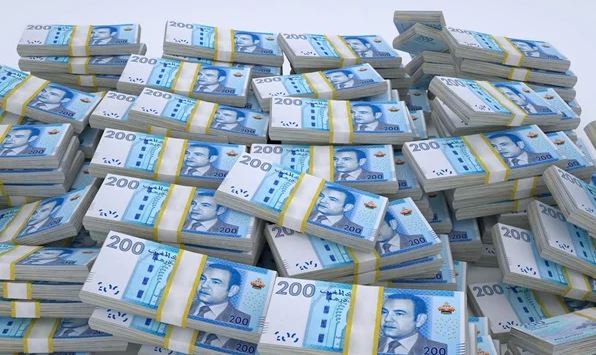 أوراق نقدية مغربية من فئة 200 درهم زرقاء اللون مكدسة.