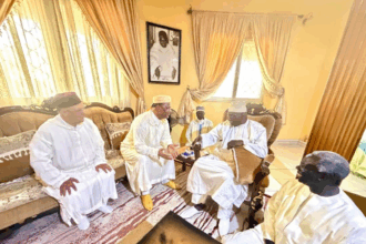 السفير المغربي حسن الناصري ووفد رفقة الشيخ أبي بكر منصور سي