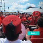 مشجع مغربي يضرب الطبول بحماس في كأس العالم.